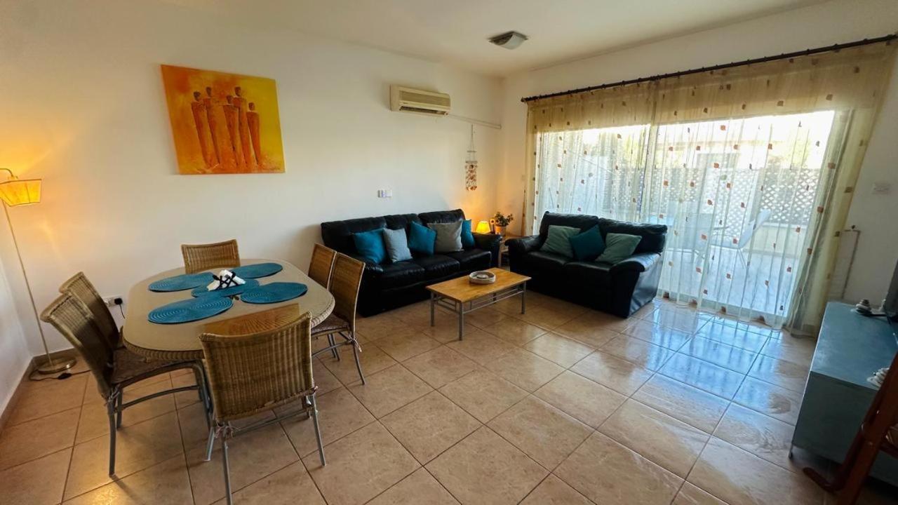 Pool Side 2 Bedroom Queens Gardens Complex Paphos Eksteriør bilde